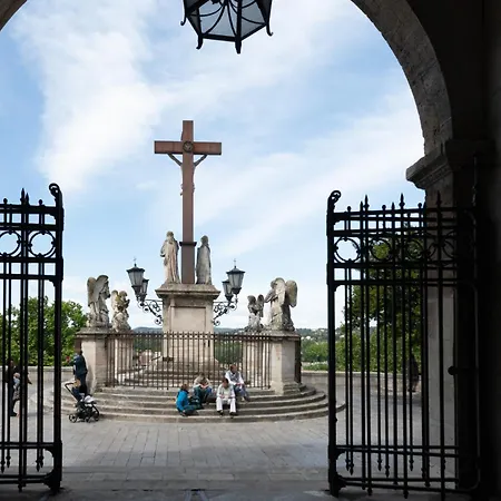 Bien D'exception En Face Du Palais Des Papes